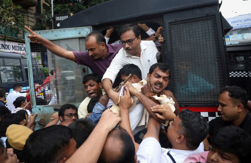 &copy; Reuters. متظاهرون يرددون شعارات من سيارة تابعة للشرطة بعد اعتقالهم خلال احتجاج على خطة للتجنيد في كولكاتا بالهند يوم 18 يونيو حزيران 2022. تصوير: روباك 