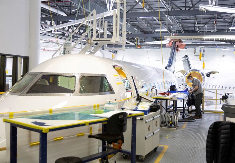 © Reuters. FILE PHOTO: A Bombardier employee works on interior completions and exterior touch-ups for delivery preparation of the Global aircraft at Bombardier's Laurent Beaudoin Completion Centre in Montreal, Quebec, Canada March 29, 2022.  REUTERS/Christinne Muschi/File Photo