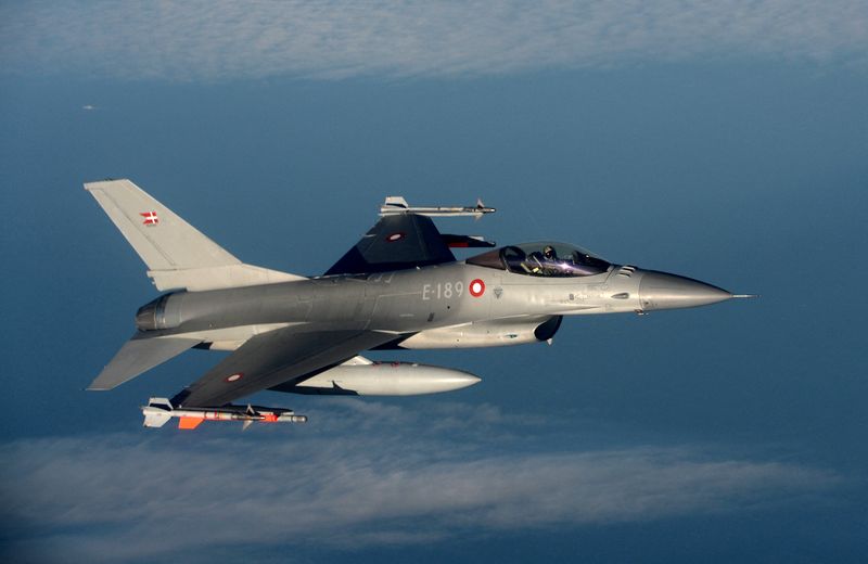 &copy; Reuters. FOTO DE ARCHIVO: Un caza danés F16 demuestra la interceptación de un avión de transporte de la fuerza aérea belga mientras sobrevuelan Dinamarca, como parte de ejercicios de la OTAN para disuadir a los aviones rusos de entrar en el espacio aéreo alia