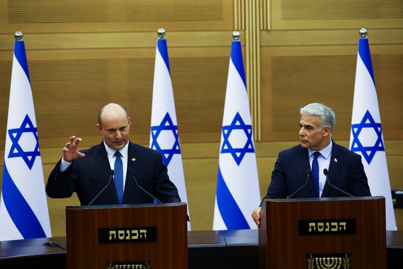 &copy; Reuters. Les députés israéliens vont voter la dissolution de la Knesset, a annoncé le Premier ministre Naftali Bennett (à gauche) qui s'apprête à passer le relais à son ministre des Affaires étrangères, Yaïr Lapid (à droite). /Photo prise le 20 juin 20