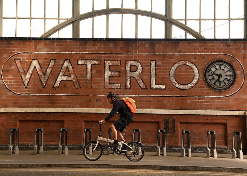 &copy; Reuters. Homem passa de bicicleta por estação de Waterloo, em Londres
20/06/2022
REUTERS/Toby Melville