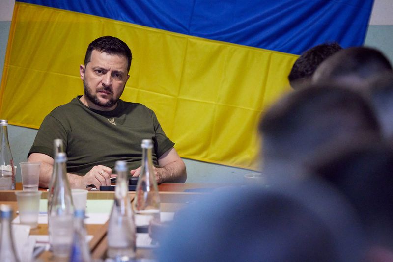 &copy; Reuters. الرئيس الأوكراني فولوديمير زيلينسكي في اجتماع مع السلطات المحلية خلال زيارته مدينة ميكولايف جنوبي أوكرانيا يوم 18 من  يونيو حزيران 2022. صورة 