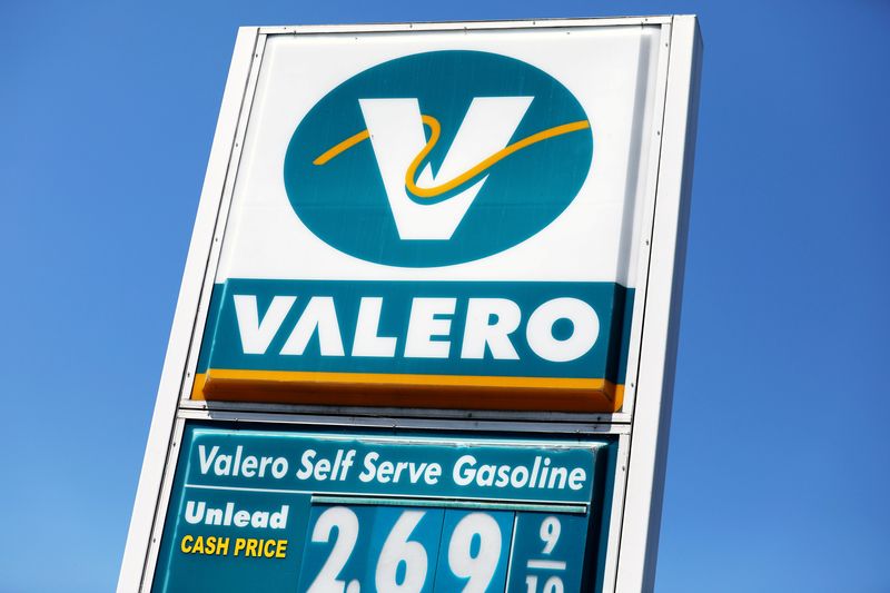 &copy; Reuters. FILE PHOTO: A Valero Energy Corp. gas station is pictured in El Cajon, California, U.S., August 8, 2017. Picture taken August 8, 2016.   REUTERS/Mike Blake