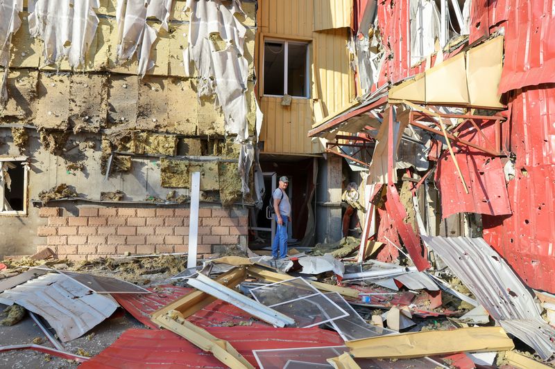 © Reuters. Un hombre se encuentra frente a un edificio residencial dañado situado en la calle Panfilova tras un reciente bombardeo en el transcurso del conflicto entre Ucrania y Rusia en Donetsk, Ucrania, 20 de junio de 2022. REUTERS/Alexander Ermochenko