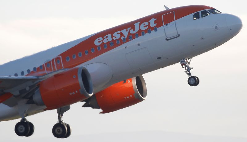 © Reuters. Easyjet a annoncé qu'elle allait acquérir auprès d'Airbus 56 A320neo. /Photo d'archives/REUTERS/Phil Noble