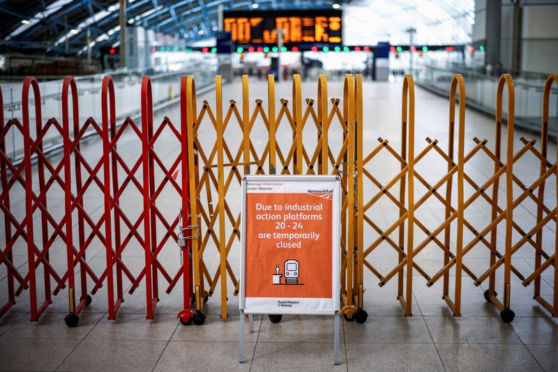© Reuters. Une barricade est vue à l'intérieur de la gare de Waterloo. Une grève des cheminots britanniques d'une ampleur inédite a débuté  pour protester contre le gel des salaires et des suppressions d'emplois. /Photo prise le 21 juin 2022/REUTERS/Henry Nicholls
