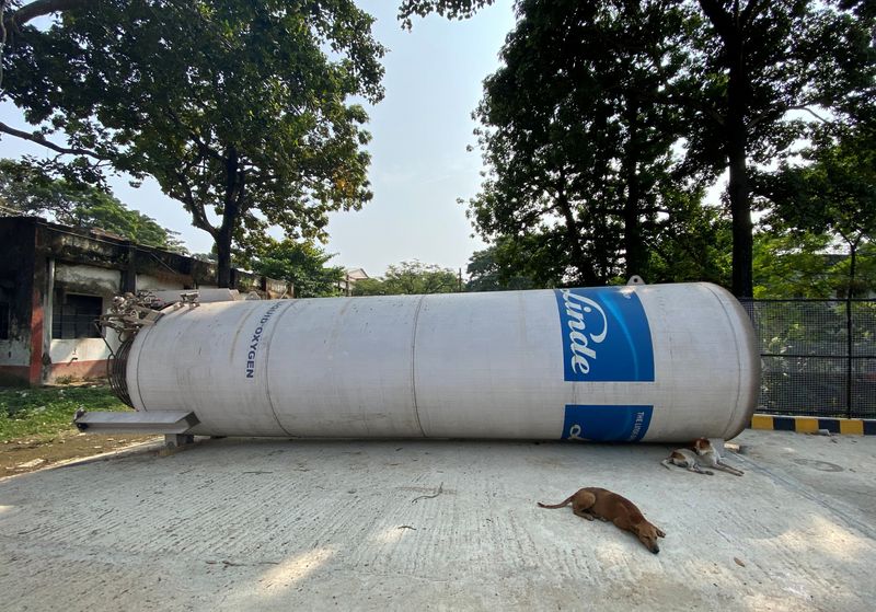 &copy; Reuters. FILE PHOTO: A Linde liquid oxygen storage tank lies on the ground waiting to be installed at a nearby platform in the Jawaharlal Nehru Medical College and Hospital in Bhagalpur district in the eastern state of Bihar, India, November 12, 2021. REUTERS/Kris