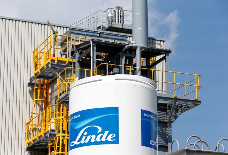 © Reuters. Linde Group logo is seen at a company building in Munich-Pullach, Germany August 16, 2016. REUTERS/Michaela Rehle