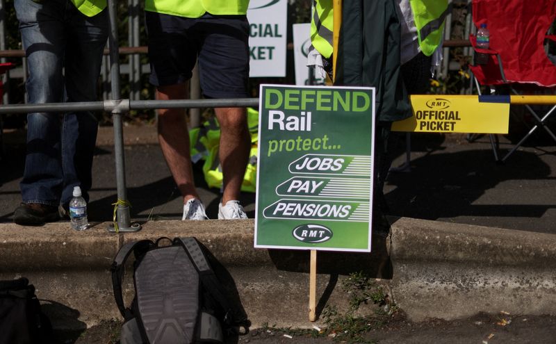 &copy; Reuters. لافتة على محطة كرو خلال اليوم الأول من إضراب عمال السكك الحديد في تشيشير يوم الثلاثاء. تصوير: كارل ريسيني - رويترز