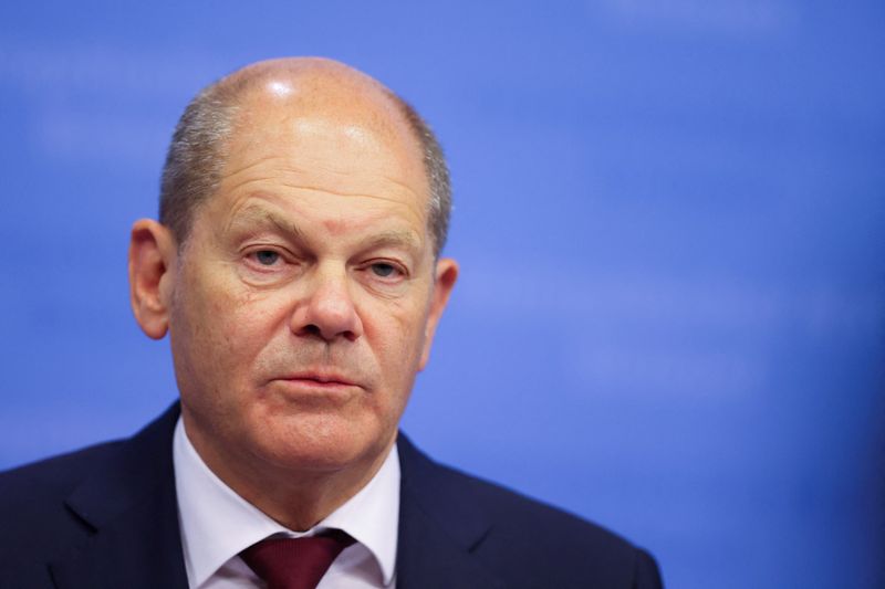 &copy; Reuters. FILE PHOTO: German Chancellor Olaf Scholz attends a news conference during a European Union leaders summit, as EU leaders attempt to agree on Russian oil sanctions in response to Russia's invasion of Ukraine, in Brussels, Belgium May 31, 2022. REUTERS/Joh