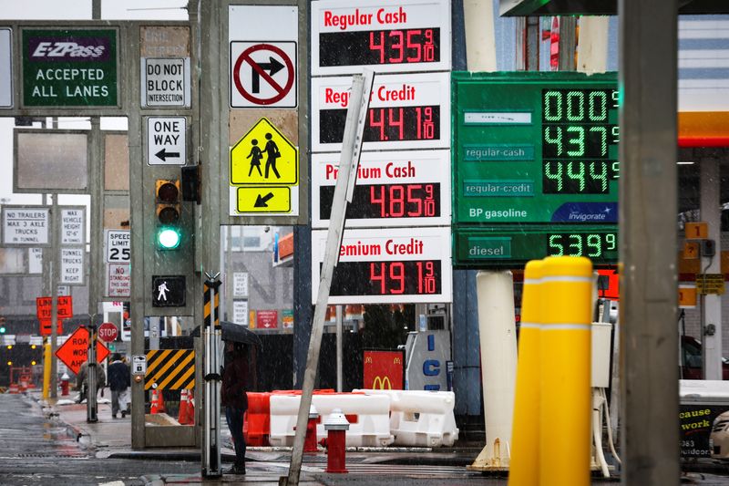 © Reuters. FILE PHOTO: Gasoline prices are displayed at a gas station, following Russia's invasion of Ukraine, in Jersey City, New Jersey, U.S., March 9, 2022. REUTERS/Mike Segar