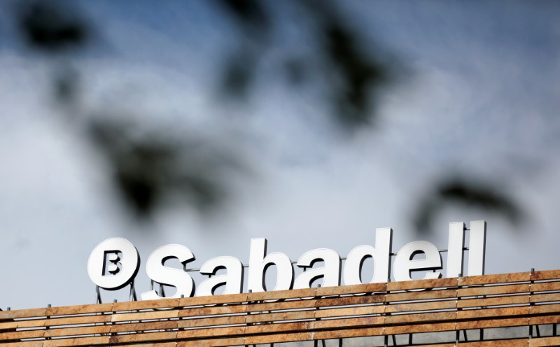 &copy; Reuters. FOTO DE ARCHIVO. El logo de Banco Sabadell en Madrid, España. 13 de abril de 2016. REUTERS/Andrea Comas