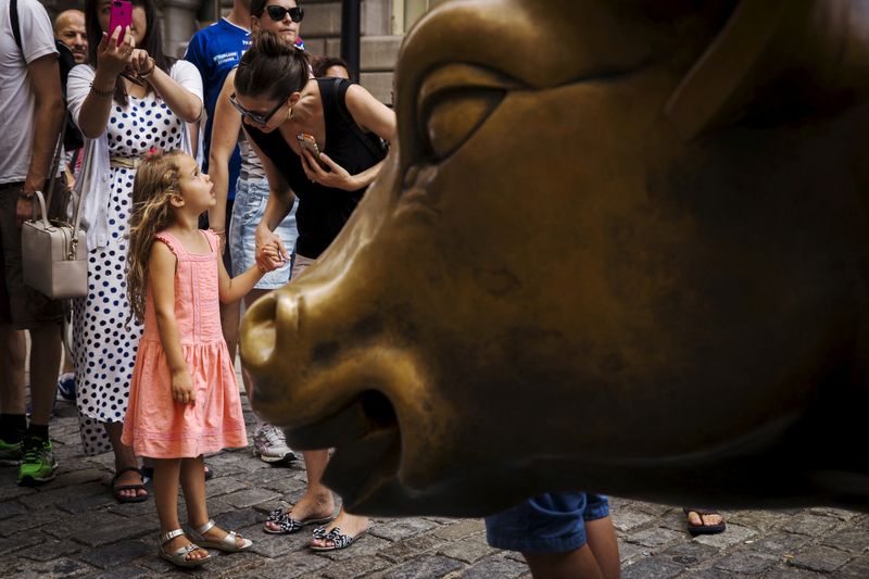 &copy; Reuters. Garota conversa com a mãe perto da estátua de touro em Nova York
24/08/2015.  REUTERS/Lucas Jackson/File Photo