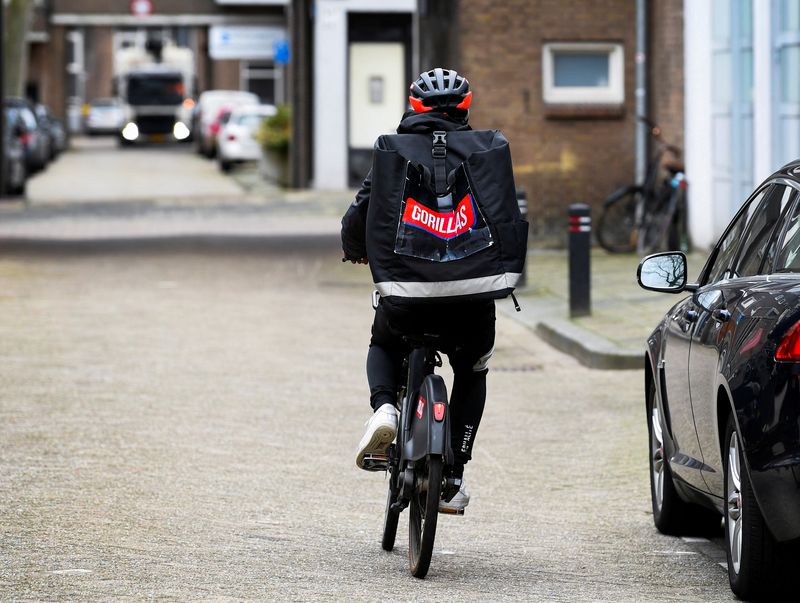 &copy; Reuters. FOTO DE ARCHIVO: Un mensajero de la empresa de reparto rápido de comestibles Gorillas monta en bicicleta en Rotterdam, Países Bajos, 8 de febrero de 2022. REUTERS/Piroschka van de Wouw