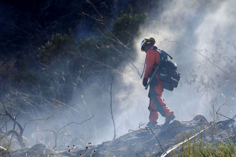 &copy; Reuters. A firefighter aims to control a new wildfire, the Fish Fire in Duarte, California, U.S., June 12, 2022. REUTERS/David Swanson