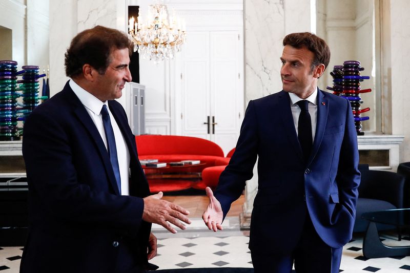 &copy; Reuters. Presidente da França, Emmanuel Macron, cumprimenta líder do partido conservador Les Republicains, Chistian Jacob, após reunião entre ambos no Palácio do Eliseu, em Paris
21/06/2022 Mohammed Badra/Pool via REUTERS