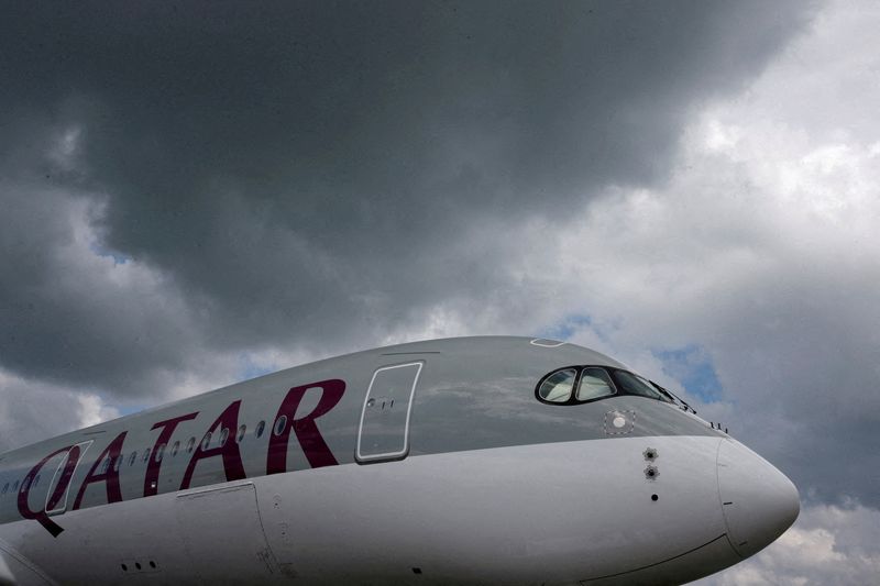 &copy; Reuters. FOTO DE ARCHIVO: Un avión Airbus A350 XWB de Qatar Airways en el Salón Aeronáutico de Singapur en el Centro de Exposiciones de Changi, 18 de febrero de 2016. REUTERS/Edgar Su