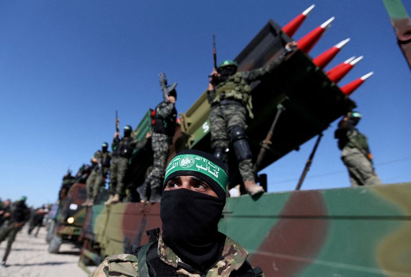 &copy; Reuters. FOTO DE ARCHIVO. Militantes palestinos de Hamás asisten a un mitin antiisraelí en Jan Yunis, en el sur de la Franja de Gaza. 27 de mayo de 2021. REUTERS/Ibraheem Abu Mustafa