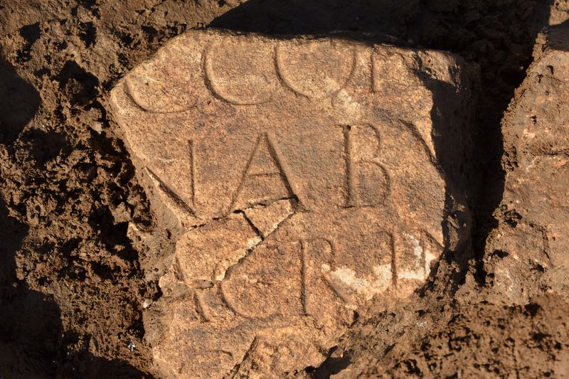 &copy; Reuters. FOTO DE ARCHIVO. Un hallazgo en el lugar donde los arqueólogos descubrieron un templo romano en Zevenaar, en el centro-este de los Países Bajos. 21 de marzo de 2022. RAAP/Handout vía REUTERS 