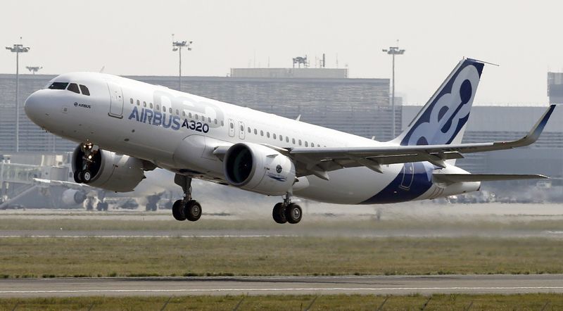 © Reuters. FILE PHOTO: The Airbus A320neo takes off during its first flight event in Colomiers near Toulouse, southwestern France, September 25, 2014. REUTERS/Regis Duvignau 