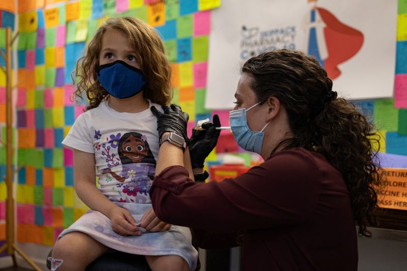 &copy; Reuters. Gemma Megargell, 5, receives the Moderna coronavirus disease (COVID-19) vaccine at Skippack Pharmacy in Schwenksville, Pennsylvania, U.S., June 20, 2022. REUTERS/Hannah Beier