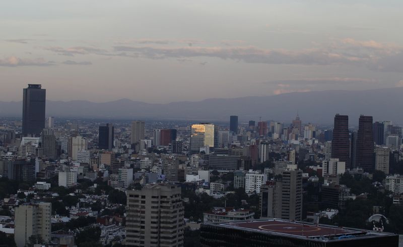 &copy; Reuters. Imagen de archivo de una vista del paisaje urbano de Ciudad de México durante una puesta de sol