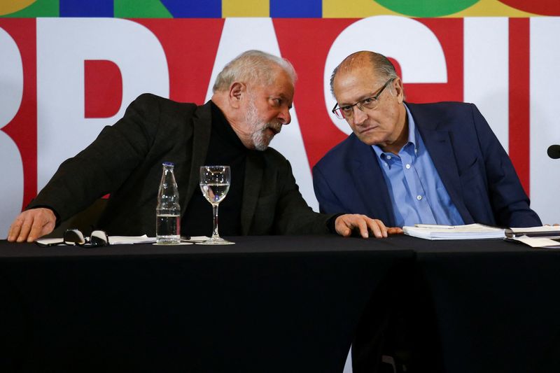 &copy; Reuters. Ex-presidente Luiz Inácio Lula da Silva e seu companheiro de chapa, o ex-governador Geraldo Alckmin
23/05/2022
REUTERS/Carla Carniel