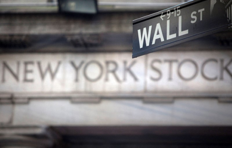 &copy; Reuters. Imagen de archivo de un letrero de la calle Wall Street afuera de la Bolsa de Valores de Nueva York en Nueva York