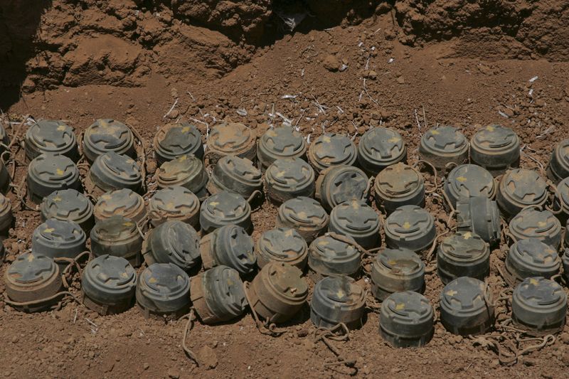 &copy; Reuters. 米ホワイトハウスは、対人地雷の使用を制限すると発表した。写真はヨルダン・シリア国境近辺で見つかった対人地雷。２００８年７月撮影（２０２２ 年　ロイター／Majed Jaber）