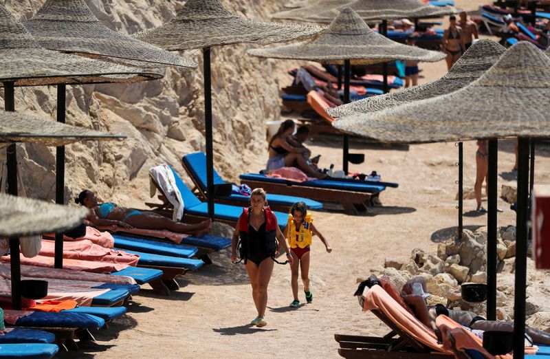 &copy; Reuters. سائحتان تسيران على أحد شواطئ منتجع شرم الشيخ المصري في صورة من أرشيف رويترز.