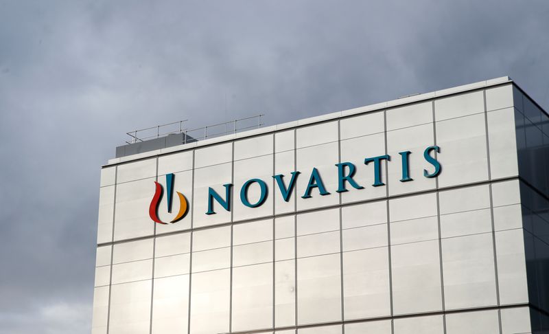 &copy; Reuters. FOTO DE ARCHIVO. El logo de la compañía en la nueva fábrica de terapia celular y genética del fabricante de medicamentos suizo Novartis en Stein, Suiza