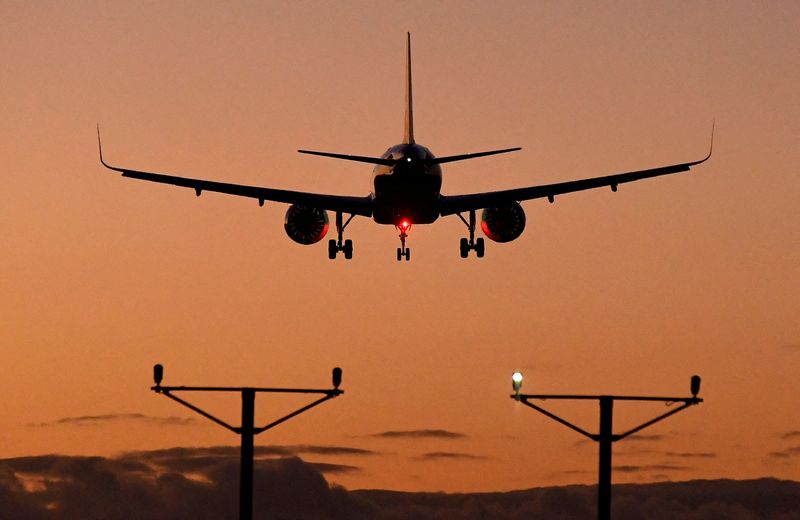 &copy; Reuters. FOTO DE ARCHIVO: Un avión de pasajeros desciende de camino al aeropuerto de Heathrow en Londres, Reino Unido, el 5 de enero de 2022. REUTERS/Toby Melville