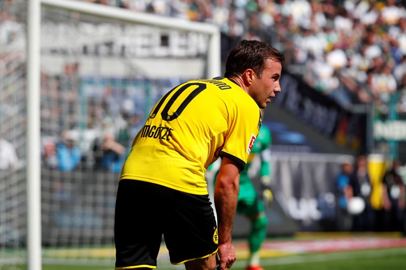 &copy; Reuters. Imagen de archivo del atacante alemán Mario Götze del Borussia Dortmund durante un partido contra el Borussia Mönchengladbach por la Bundesliga del fútbol alemán en el estadio Borussia-Park de Mönchengladbach, Alemania. 18 de mayo, 2019. REUTERS/Wol