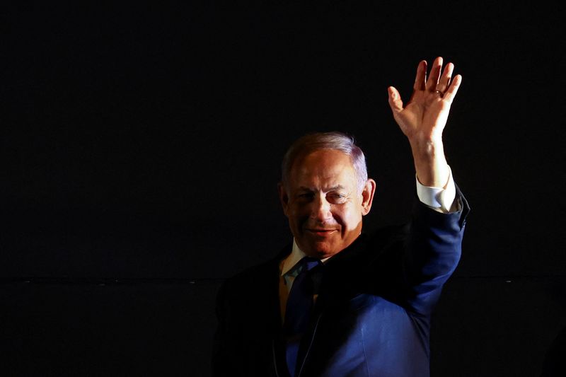 &copy; Reuters. FOTO DE ARCHIVO: El ex primer ministro Benjamín Netanyahu saluda en un mitin celebrado por israelíes de derecha en Jerusalén. 6 de abril, 2022. REUTERS/Ronen Zvulun