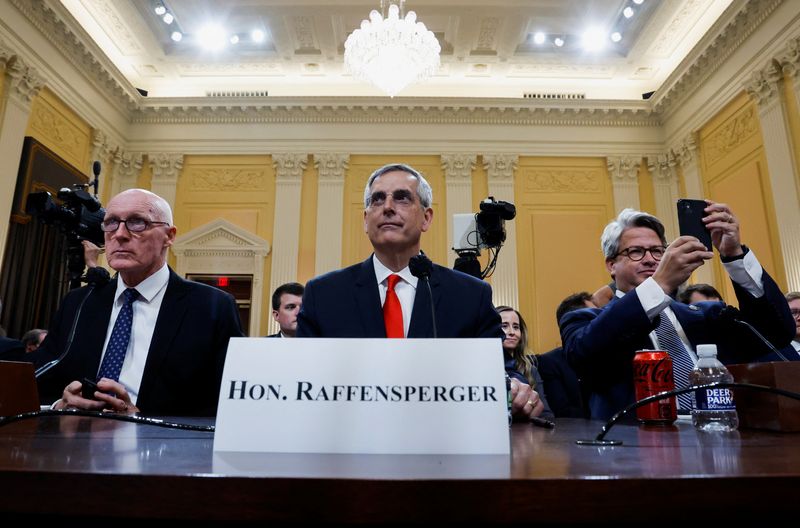 © Reuters. Arizona House Speaker Rusty Bowers, Georgia Secretary of State Brad Raffensperger and Georgia Secretary of State Chief Operating Officer Gabriel Sterling attend the fourth of eight planned public hearings of the U.S. House Select Committee to investigate the January 6 Attack on the U.S. Capitol, on Capitol Hill in Washington, U.S. June 21, 2022. REUTERS/Jonathan Ernst