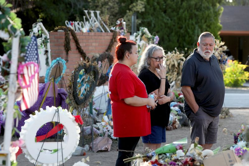 &copy; Reuters. Foto de archivo de un grupo de personas vivitando un memorial en recuerdo de las víctimas de la Robb Elementary School en Uvalde, Texas
Jun 11, 2022.    REUTERS/Lisa Krantz 