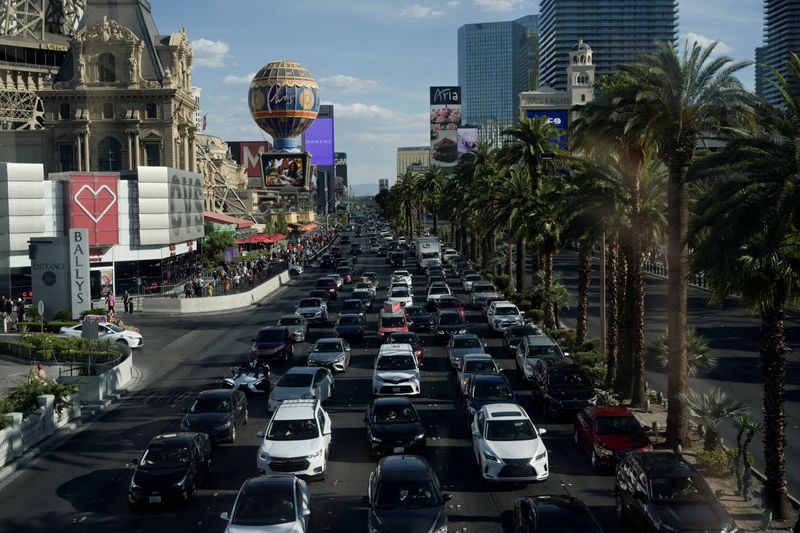 &copy; Reuters. FOTO DE ARCHIVO: El tráfico en el Strip durante el Día de los Caídos en Las Vegas, Nevada, Estados Unidos. 31 de mayo, 2021.  REUTERS/Bridget Bennett/Archivo