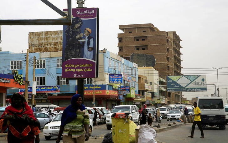 &copy; Reuters. FILE PHOTO: A general view shows Sudanese people and traffic along a street in Khartoum, Sudan June 11, 2019. REUTERS/Mohamed Nureldin Abdallah/File Photo