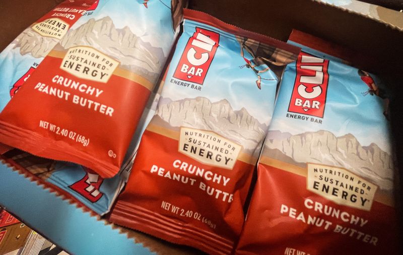 © Reuters. Clif Bar products are pictured in a market after Mondelez International Inc, (MDLZ.O) said on Monday it will buy energy bar maker Clif Bar & Company for $2.9 billion to expand its global snack bar business, in New York, U.S., June 21, 2022. REUTERS/Mike Segar