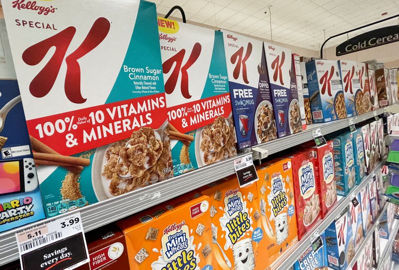 © Reuters. Kellogg's cold cereal products are pictured in a market after  Kellogg Company announced it would split into three independent companies, in the latest U.S. corporate overhaul aimed at simplifying its structure and sharpening its focus on the snack business, in New York, U.S., June 21, 2022. REUTERS/Mike Segar