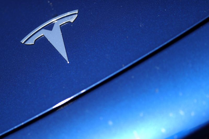 © Reuters. The Tesla logo is seen on a car in Los Angeles, California, U.S., July 9, 2020.  REUTERS/Lucy Nicholson