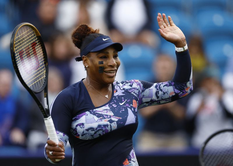 &copy; Reuters. Tenis - Eastbourne International - Devonshire Park Lawn Tennis Club, Eastbourne, Gran Bretaña - 21 de junio de 2022. Serena Williams, de Estados Unidos, celebra la victoria de su partido de dobles de octavos de final con la tunecina Ons Jabeur contra la 