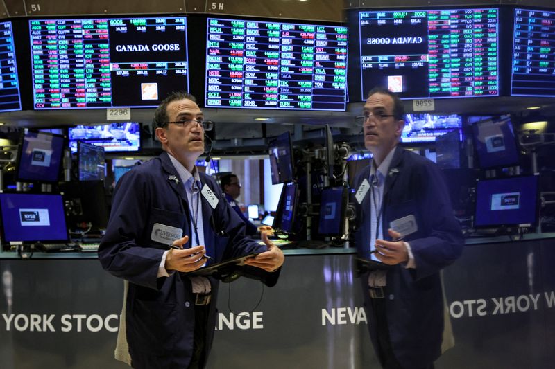 © Reuters. Traders work on the floor of the New York Stock Exchange (NYSE) in New York City, U.S. June 14, 2022. REUTERS/Brendan McDermid