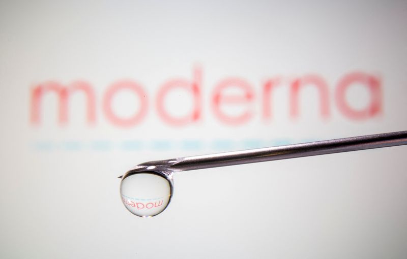 &copy; Reuters. FILE PHOTO: Moderna's logo is reflected in a drop on a syringe needle in this illustration taken November 9, 2020. REUTERS/Dado Ruvic