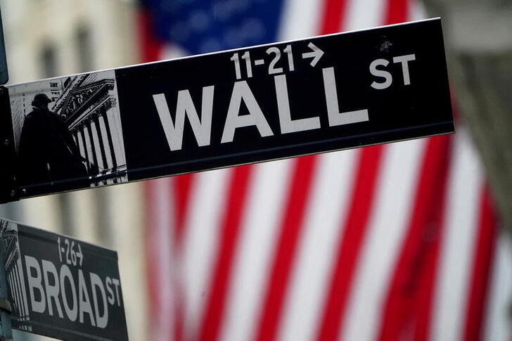 &copy; Reuters. 　米ウォール街の一部大手行の間で景気後退（リセッション）警戒感が強まっている。連邦準備理事会（ＦＲＢ）がインフレ抑制を目指して前のめりで金融引き締めに動き始めたからだ。写