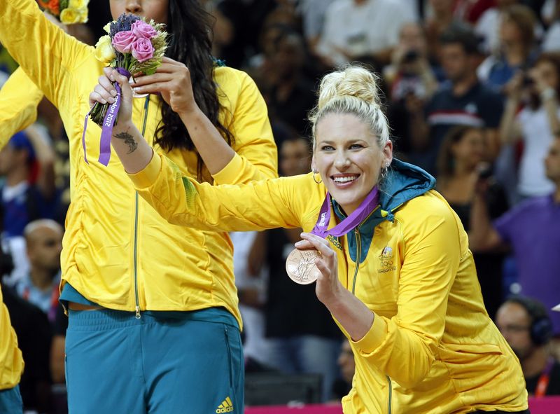 &copy; Reuters. لاعبة كرة السلة الأسترالية لورين جاكسون تستعرض ميداليتها البرونزية خلال دورة الألعاب الأولمبية بلندن عام 2012 في صورة من أرشيف رويترز 