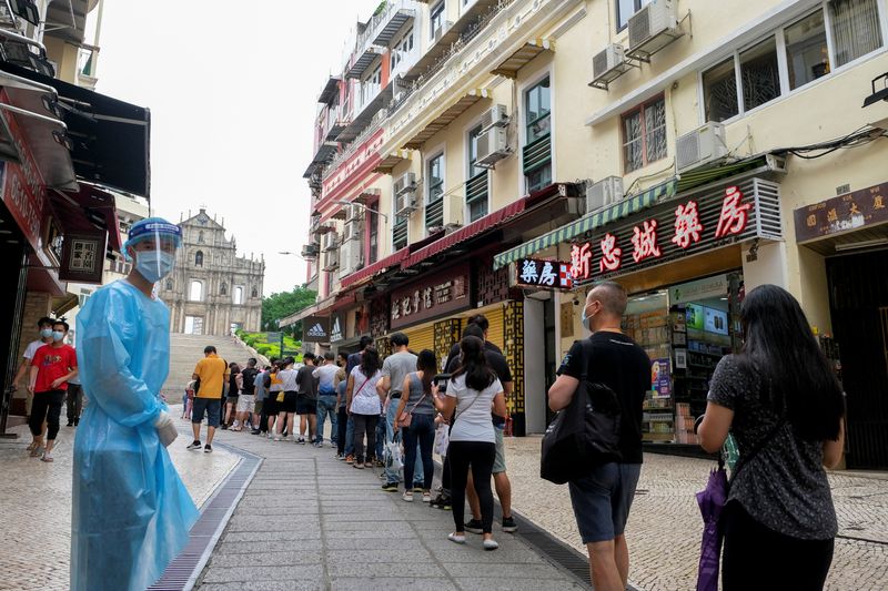 &copy; Reuters. أناس يصطفون في طابور لإجراء اختبار فيروس كورونا  في ماكاو بالصين يوم 20 يونيو حزيران عام 2022. تصوير: جون ماك - رويترز. يحظر إعادة بيعها أو وضعها 