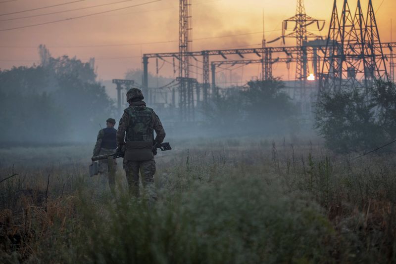&copy; Reuters. جنود أوكرانيون يقومون بدورية في إحدى المناطق بمدينة سيفيرودونيتسك مع استمرار الغزو الروسي لأوكرانيا، في صورة التقطت يوم 20 من يونيو حزيران 2