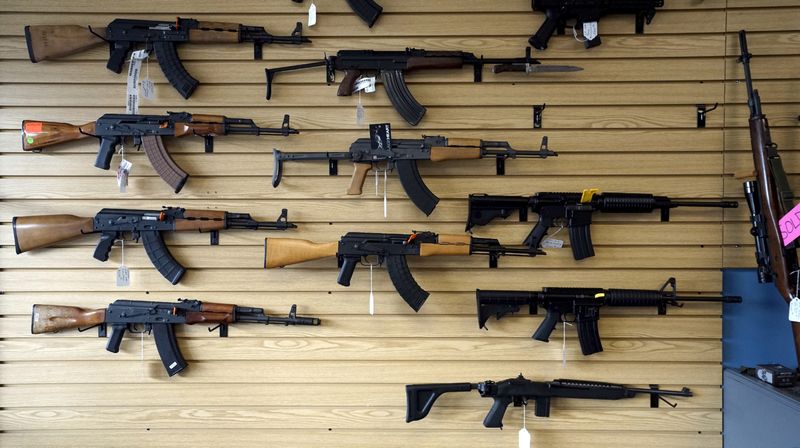 &copy; Reuters. Une sélection de fusils AK et AR sont exposés dans un magasin d'armes, dans le Colorado. Le Sénat américain a voté en faveur mardi un nouveau projet de loi sur les armes à feu, en réaction aux tueries de Buffalo et d'Uvalde le mois dernier. /Photo 