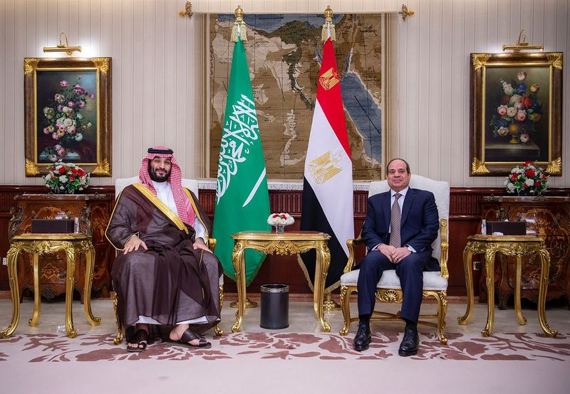 &copy; Reuters. 　６月２１日、エジプトとサウジアラビアは、経済関係を強化するための総額７７億ドルの投資協定に調印したと発表した。サウジの実力者ムハンマド皇太子（写真左）がエジプトの首都カ